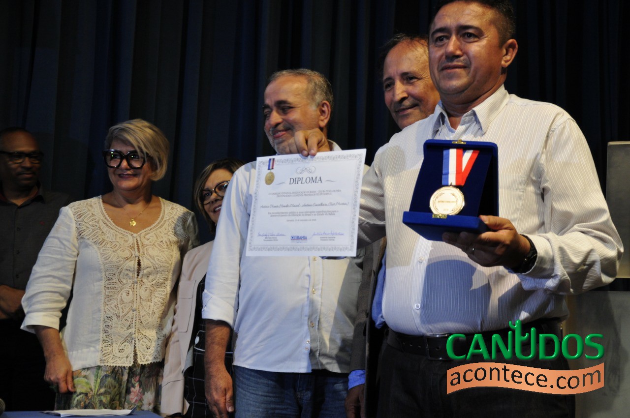 ANTONIO CONSELHEIRO RECEBE COMENDA POST MORTEM